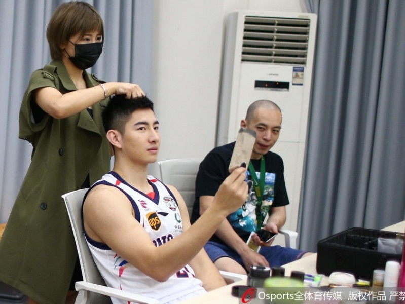 探秘广州龙狮队化妆间 光影定格在传奇起航的2017年秋天