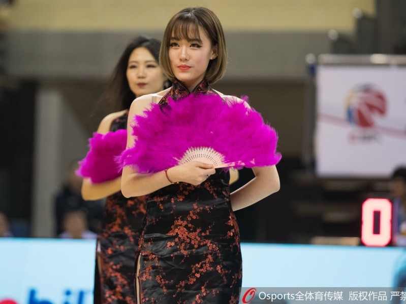 刚柔并济惊艳赛场 江苏肯帝亚啦啦队旗袍扇子舞演绎中国风