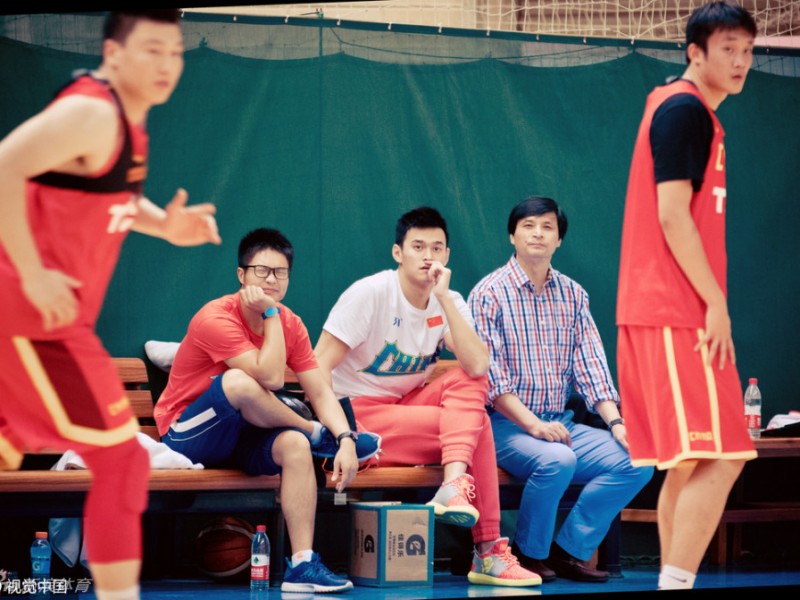 泳坛飞鱼恋上篮球场 孙杨探班男篮引跨界遐想
