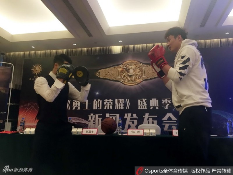 丁彦雨航跨界打拳击，这虎虎生风的架势到底专不专业