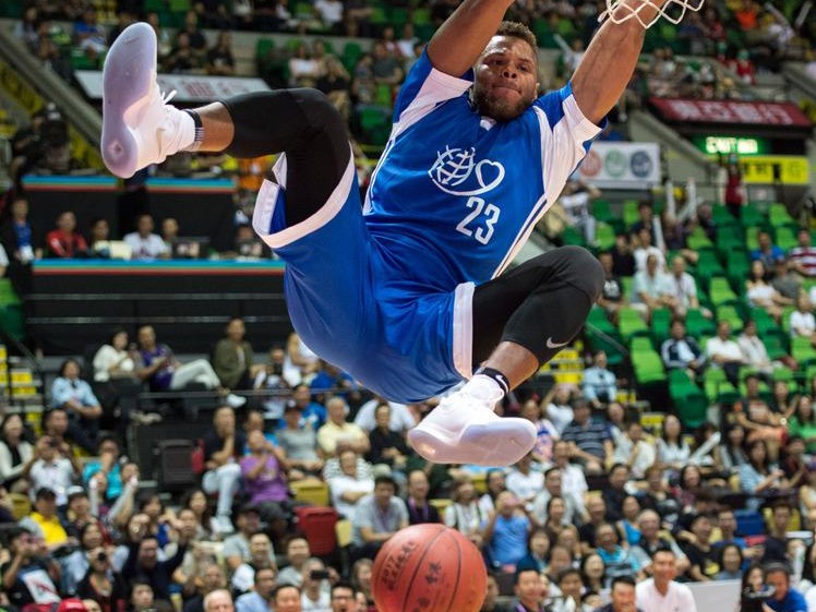 香江爱心耀篮途，中国男篮红队逆转胜美国星锐