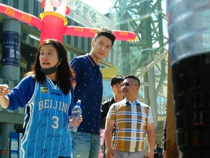 赵薇身穿马布里签名球衣执导新片，孙悦跨界助阵《没有别的爱》