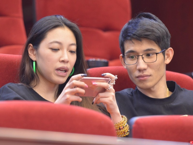 绿茵场边的粉色风暴：那些点燃赛场的美丽身影