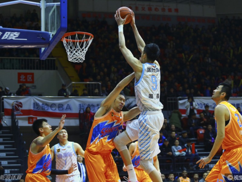 疆粤大战风云录 篮下肉搏显英雄本色