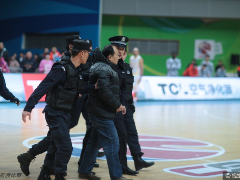 江苏德比爆惊天闹剧：副董冲进场抢裁判球，警方出动酿CBA最混乱一幕