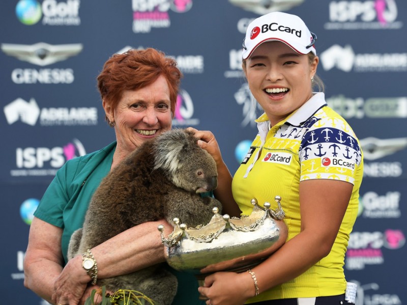 张哈娜澳大利亚逆转夺冠 携考拉共庆第四座LPGA奖杯