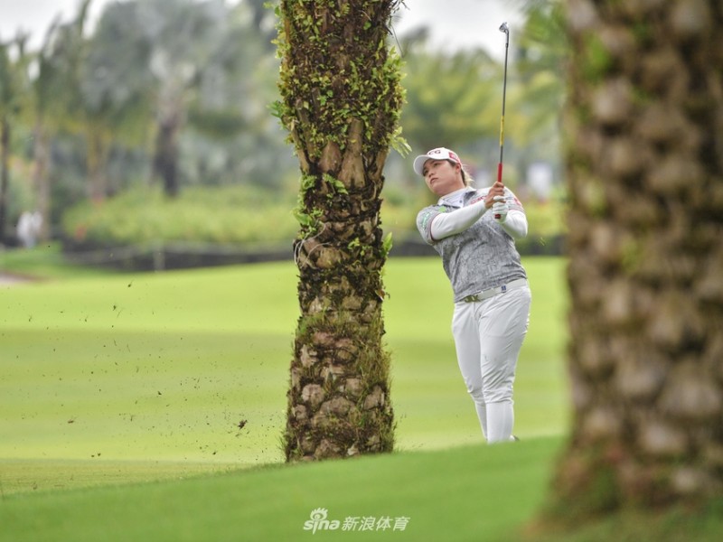 生日女孩洛佩兹一杆进洞逆转领先蓝湾大师赛  世界第一之争白热化