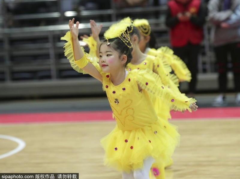 萌娃空降甬城赛场 CBA迎来最萌啦啦队