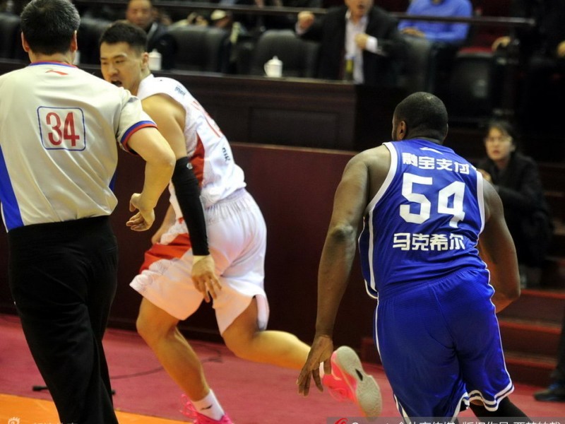 CBA赛场全武行：一记暗肘引发的满场追打与蝴蝶效应