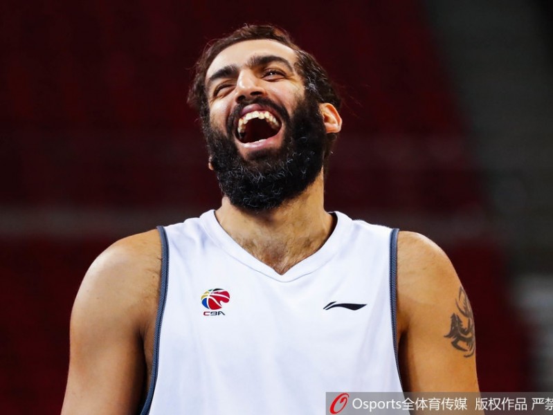 四川男篮赛前训练轻松愉快 哈达迪大笑迎关键战役