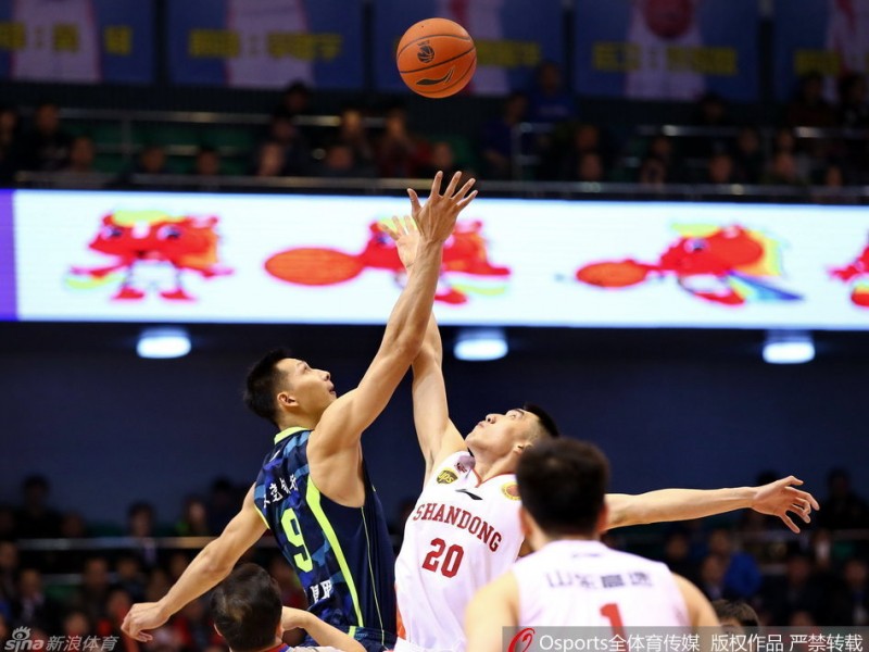 广东宏远巅峰对决：易建联飞身暴扣，比斯利激战群星