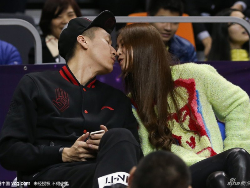 全明星赛场的柔情时刻：孙悦与陈露的甜蜜瞬间