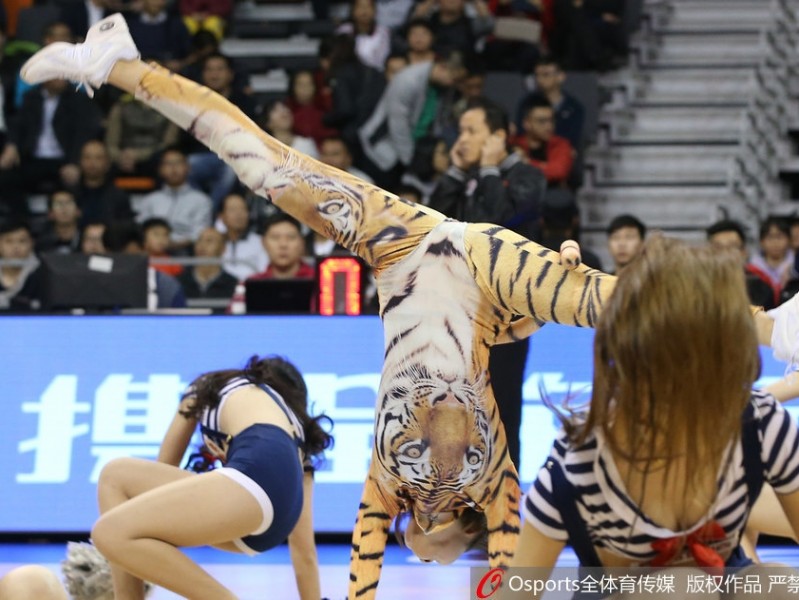 华南虎主场制伏福建三分大队 篮球宝贝靓装起舞点燃寒冬