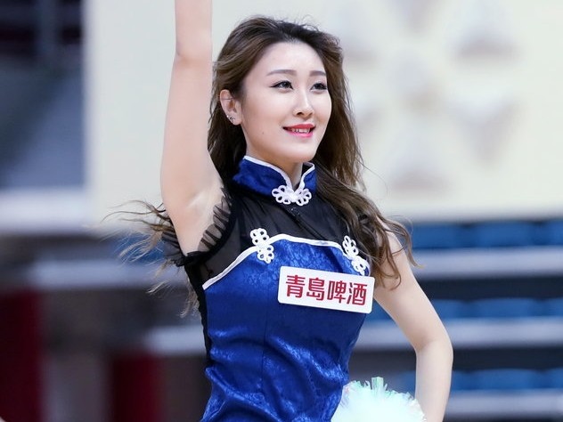 青岛篮球宝贝寒冬热舞燃爆赛场，演绎CBA别样激情