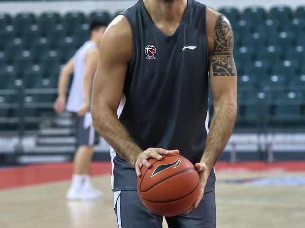 广州龙狮队全力冲刺新赛季 赛前训练挥汗如雨显雄心