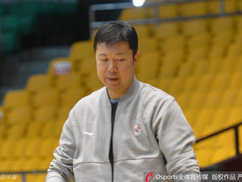 从追风少年到匠心教练，王治郅赛场边再续篮球情