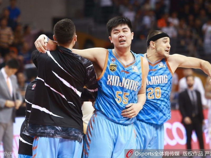 天山之巅：新疆男篮破茧成蝶终圆冠军梦