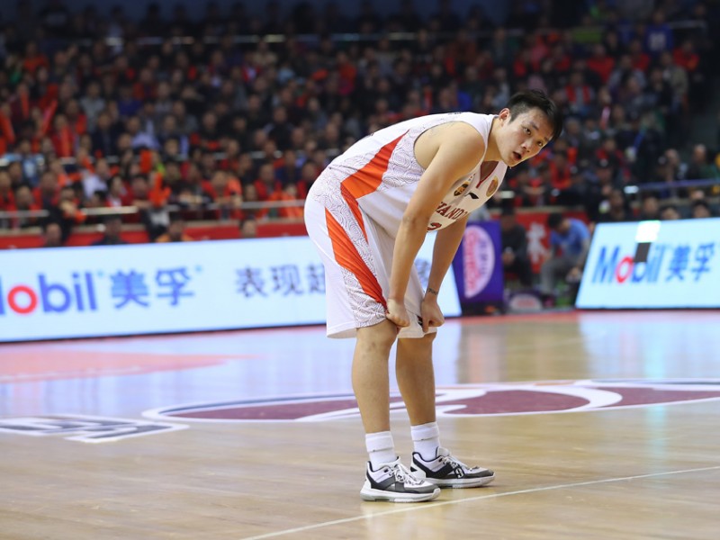 丁彦雨航领取MVP之夜憾负新疆，周琦复出导演惊天逆转