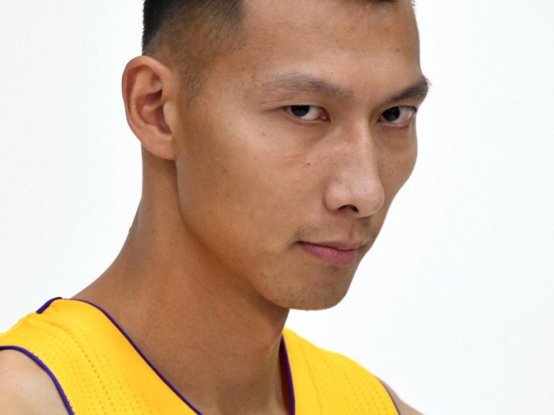 紫金战袍再披肩：易建联湖人媒体日写真全记录