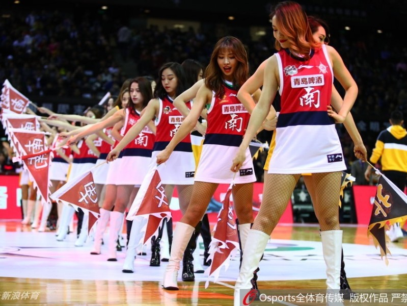 深圳全明星周末篮球宝贝热舞 闪耀赛场的力与美