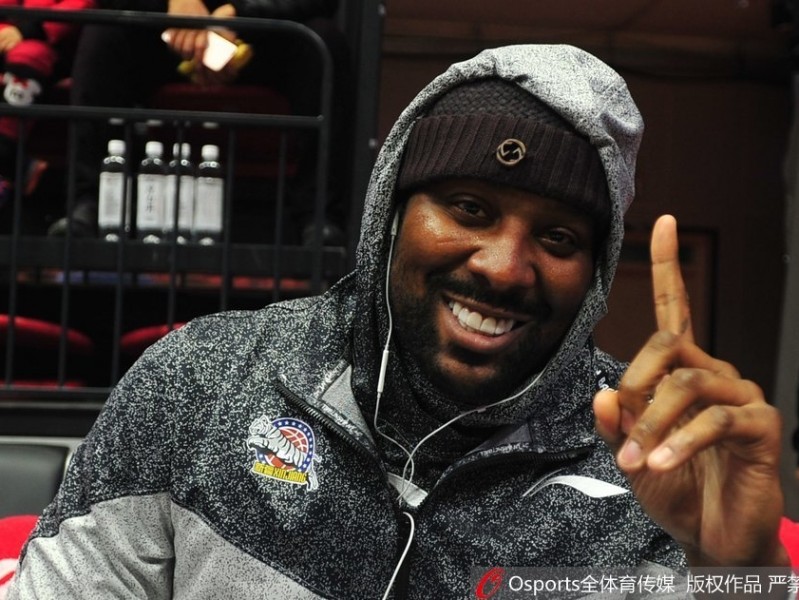 布拉切回归场边观战，新疆盼“灵活胖子”救赎卫冕路