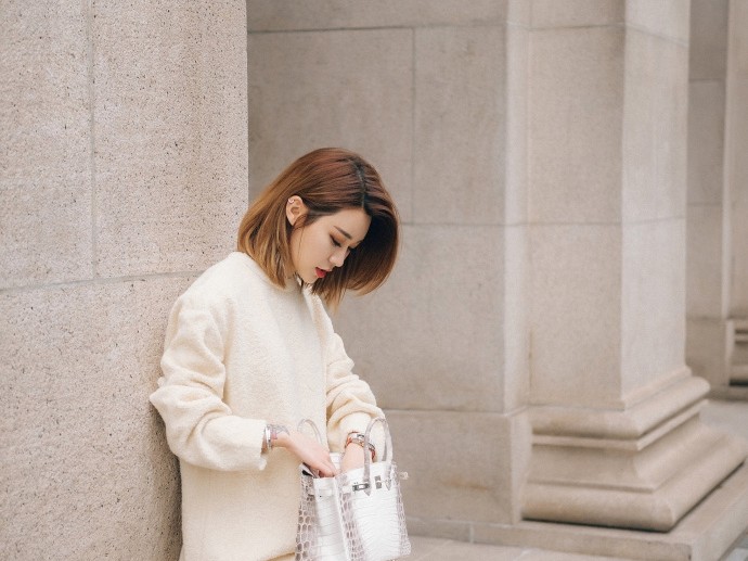 李根娇妻街头漫步宛若画中人，硬汉背后的温柔她撑起一片天