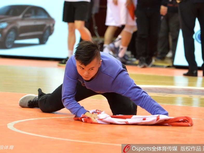 平凡英雄闪耀CBA赛场 擦地哥孟飞与他的篮球追梦之旅