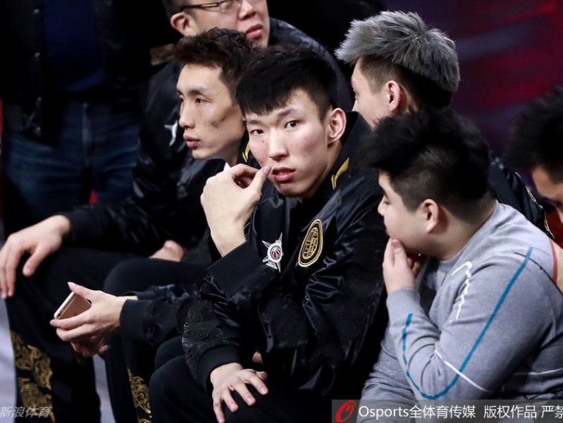 京城篮球盛宴：新星闪耀时与传奇的场边凝视