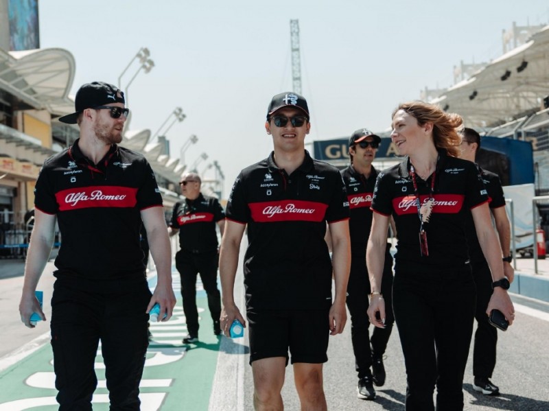 引擎轰鸣前的宁静凝视：巴林赛道周四扫描图集