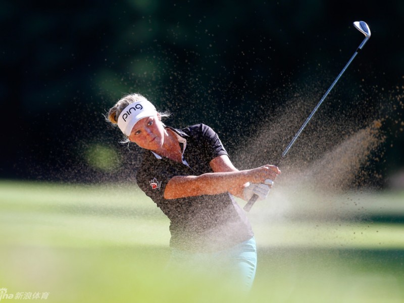 十八岁少女力克世界第一捧起大满贯奖杯谱写高尔夫传奇