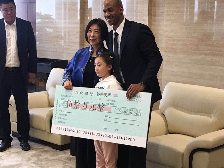 京城老球迷的赤子心：五十万捐款背后的马布里情缘