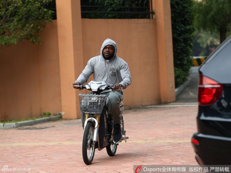 猛张飞骑电动引领三分雨 广东宏远旧日瞬间重现