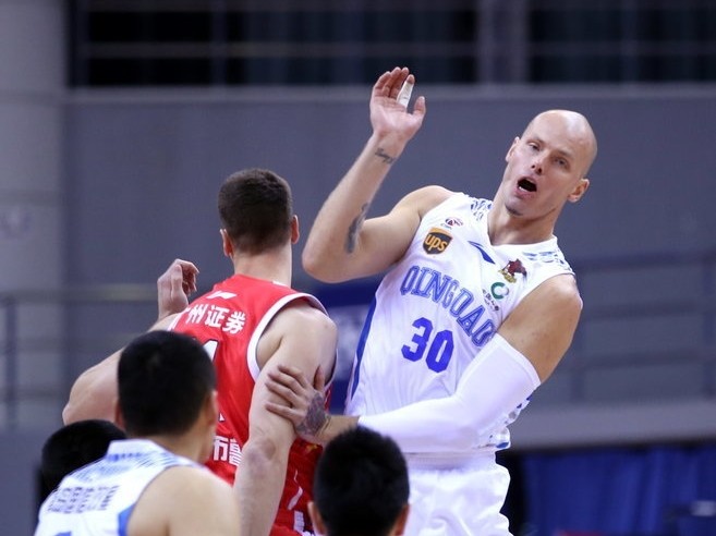 兰佩首秀统治内线 青岛狂胜广州止八连败