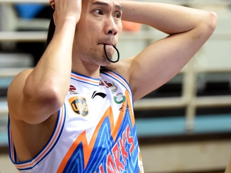 铁汉柔情：曾文鼎场边扎辫记