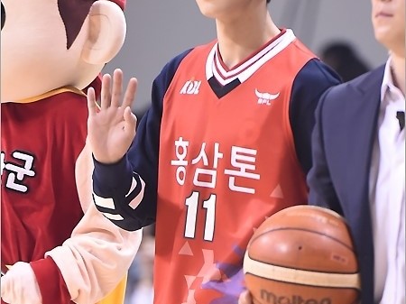 차은우, 농구장을 수놓은 아이돌의 특별한 시구