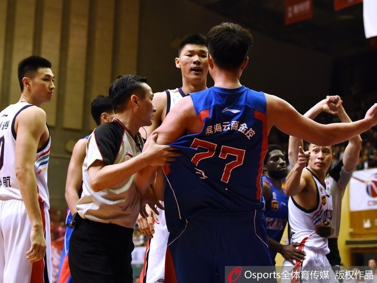 CBA激烈冲突夜：广州大胜天津，赛场火爆瞬间回顾