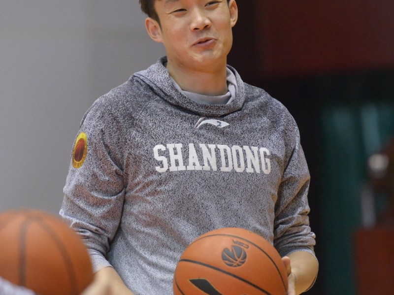 丁彦雨航备战鲁粤大战频现呆萌瞬间 训练场外再成表情包新宠