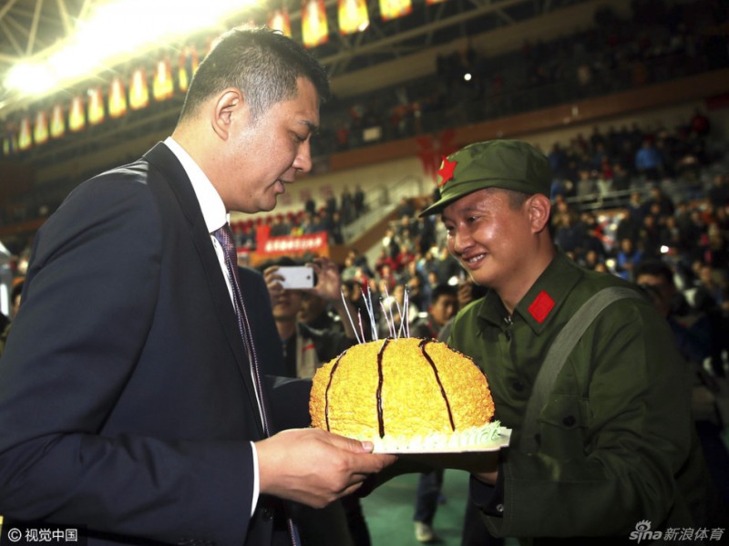 生日夜的遗憾与温情：巩晓彬在青岛球迷祝福中品味篮球人生