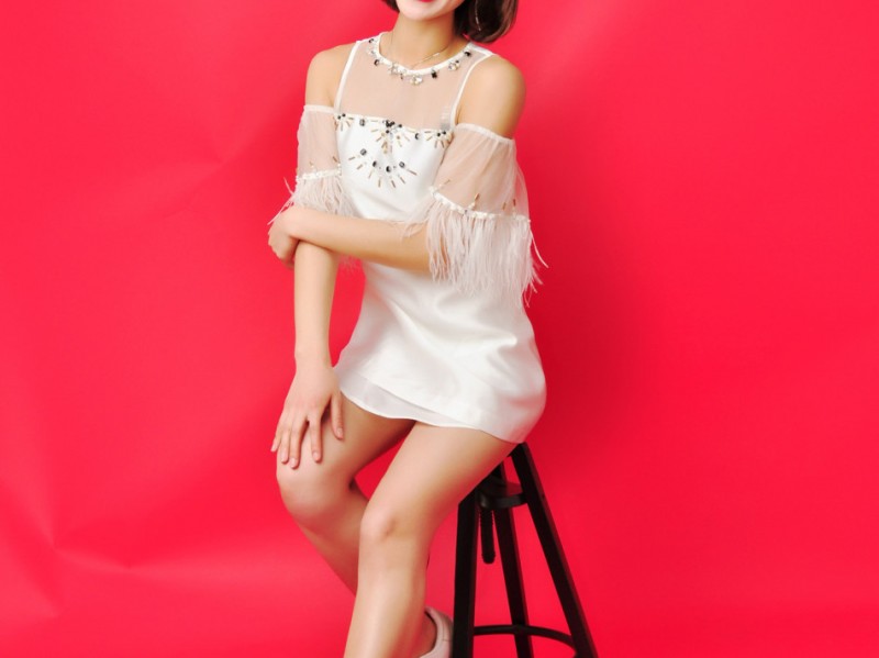 山东高速男篮啦啦队新年写真白裙秀美腿俏皮性感