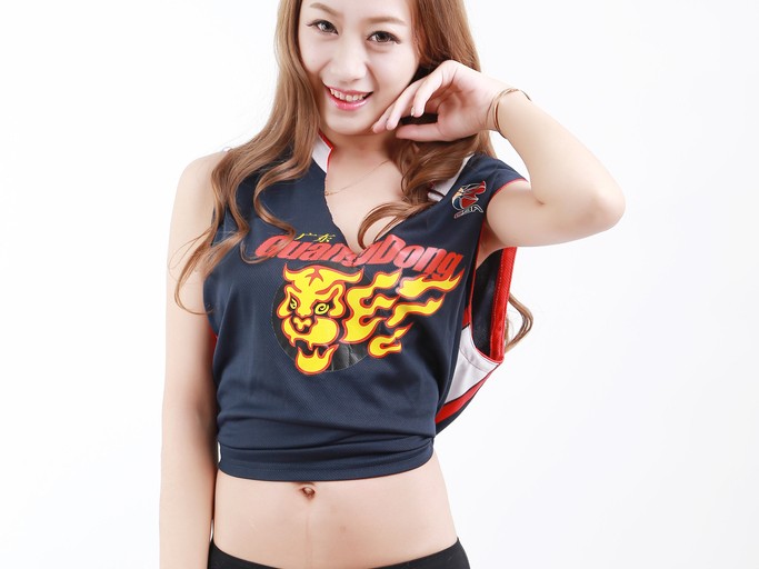 宏远甜心晒纯欲写真 嘟嘴比心力挺男篮连胜