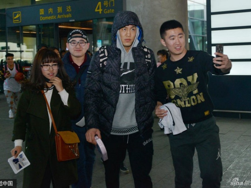 无论成败与辽同在：辽篮将士载誉归乡，真情瞬间温暖寒冬