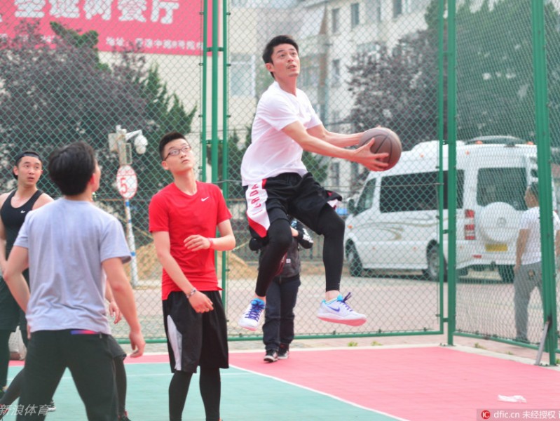 青岛夏夜，霍建华在球场上的那些基本功