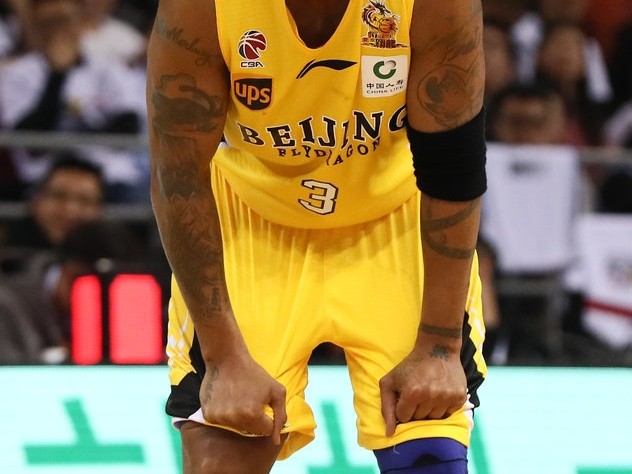 京城德比不朽魂，马布里五棵松摘护具搏命一击