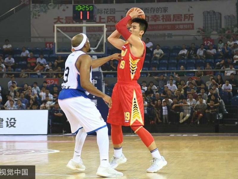 「萨林杰」29分闪耀季前赛，深圳新世纪力克上海大鲨鱼