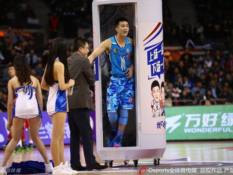 全明星惊现魔术时刻，郭艾伦“钻进”啤酒罐引爆全场