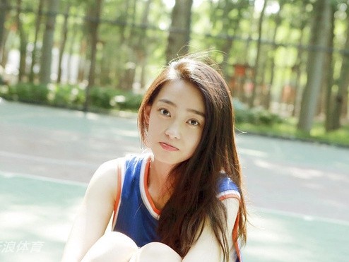 泳池边的傲娇比心：邻家女孩王艺诺的复古休闲时光