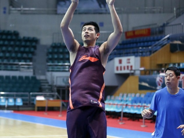 首钢将帅挥汗备战，新赛季从刻苦训练开始