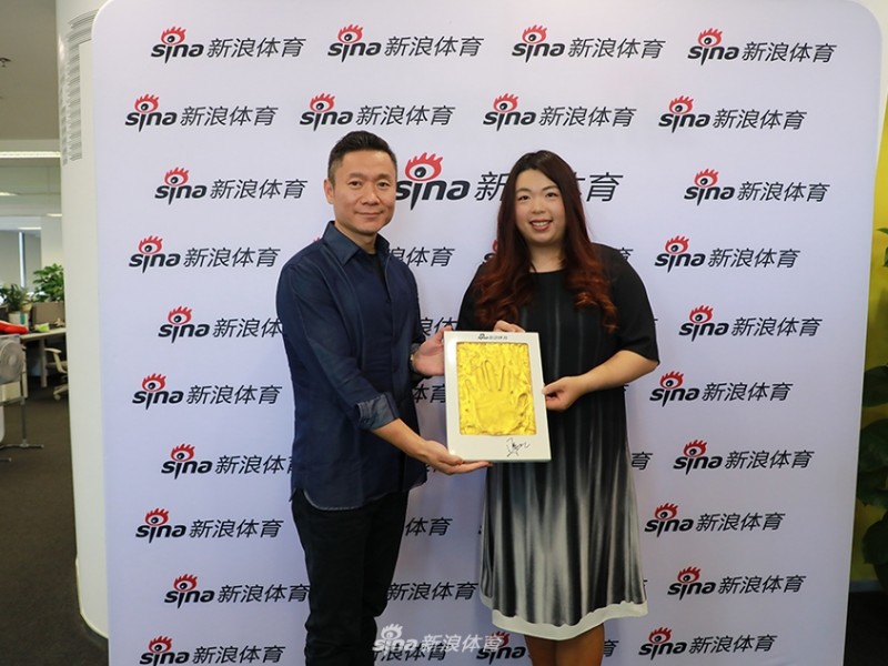 挥杆女王冯珊珊新浪直播间畅谈高尔夫荣耀之路