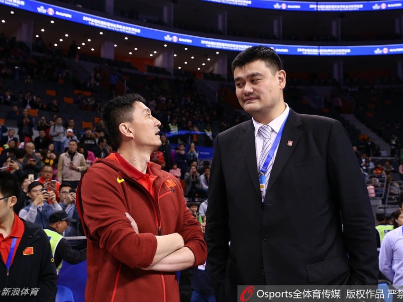 姚明赠袍，易建联接过的不仅是荣誉更是中国男篮的火炬