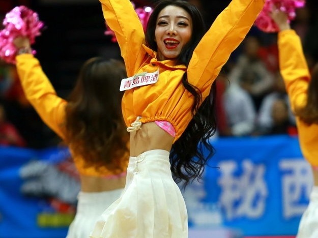 红山脚下的绚丽风景线：新疆篮球宝贝热舞点燃CBA赛场